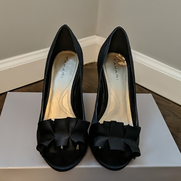 Tahari Sloan pump - Picture 2 of 4